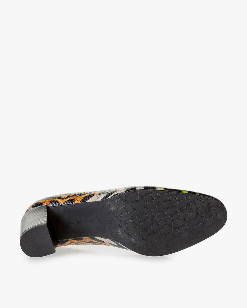 Black leather pumps print