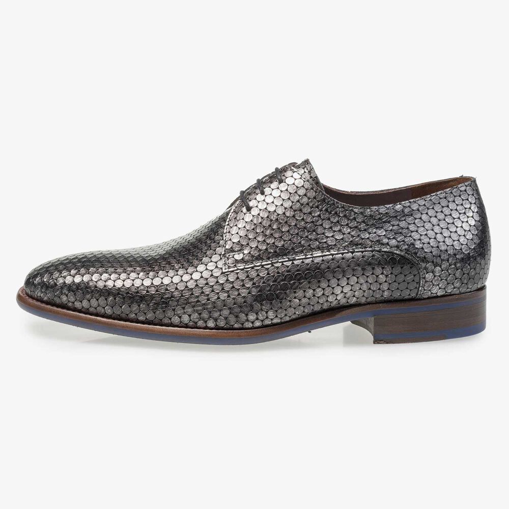 Grauer Kalbsleder-Schn&uuml;rschuh mit Metallicprint