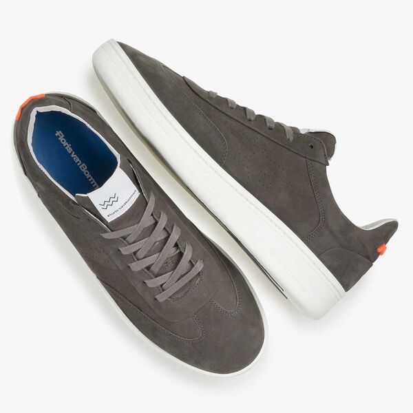 Dunkelgrauer Nubukleder-Sneaker