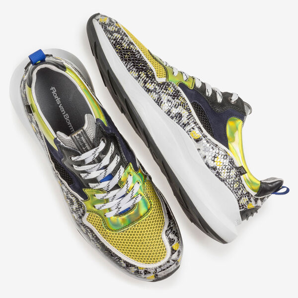 Mehrfarbiger Sneaker mit grau-gelbem Print