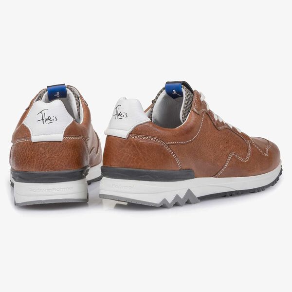 Cognac-coloured leather sneaker