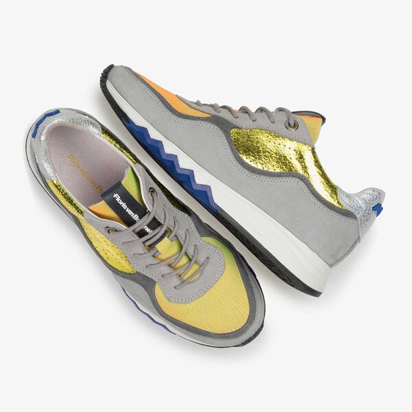 Grauer Nubukleder-Sneaker mit gelbem Details