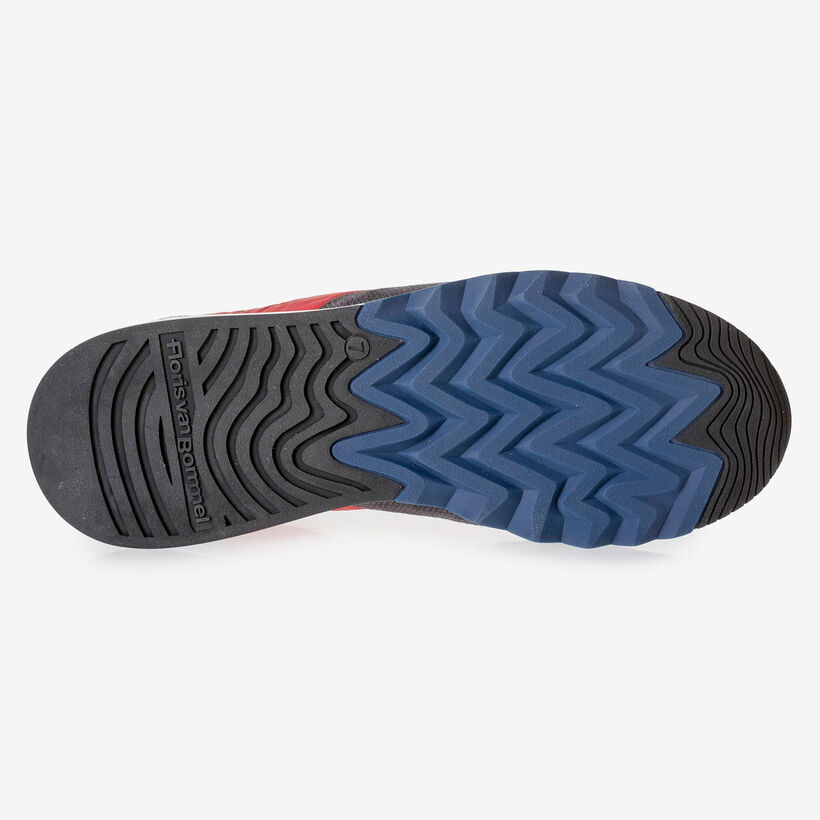 Roter Wildleder-Sneaker