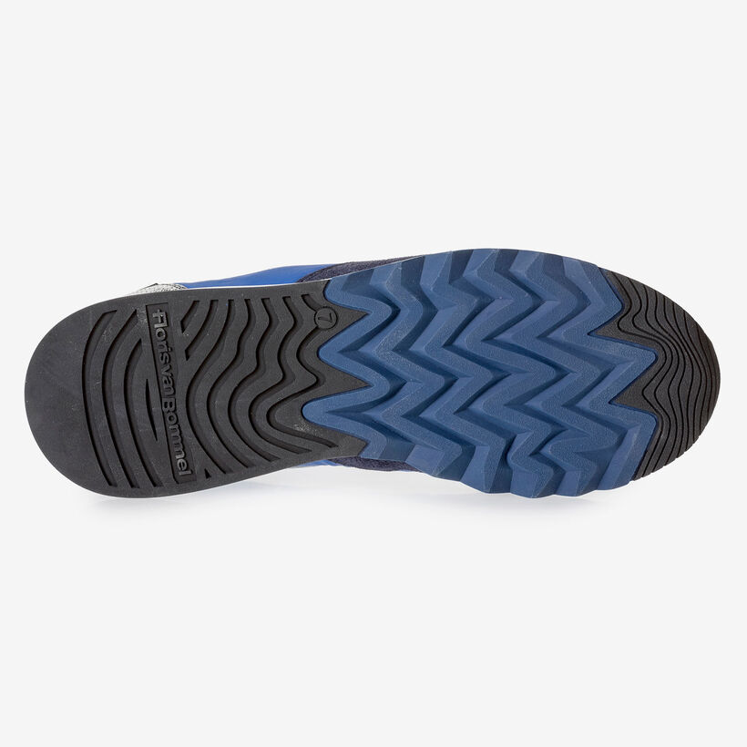 Leuchtend blauer Wildleder-Sneaker
