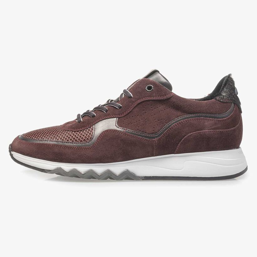 Roter Wildleder-Sneaker