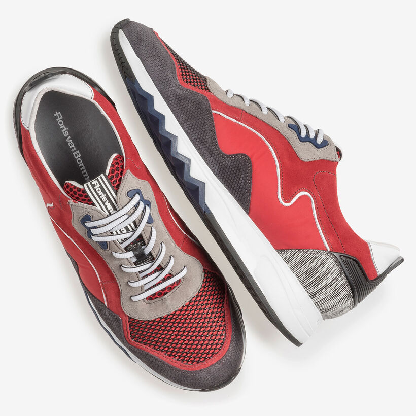Roter Wildleder-Sneaker