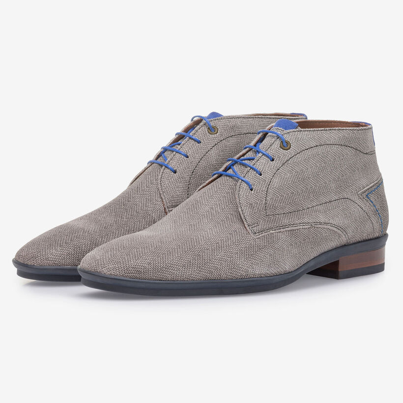 Hellgrauer Wildleder-Schn&uuml;rstiefel mit Print