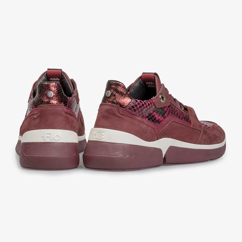 Bordeauxroter Wildleder-Sneaker mit Schlangenprint