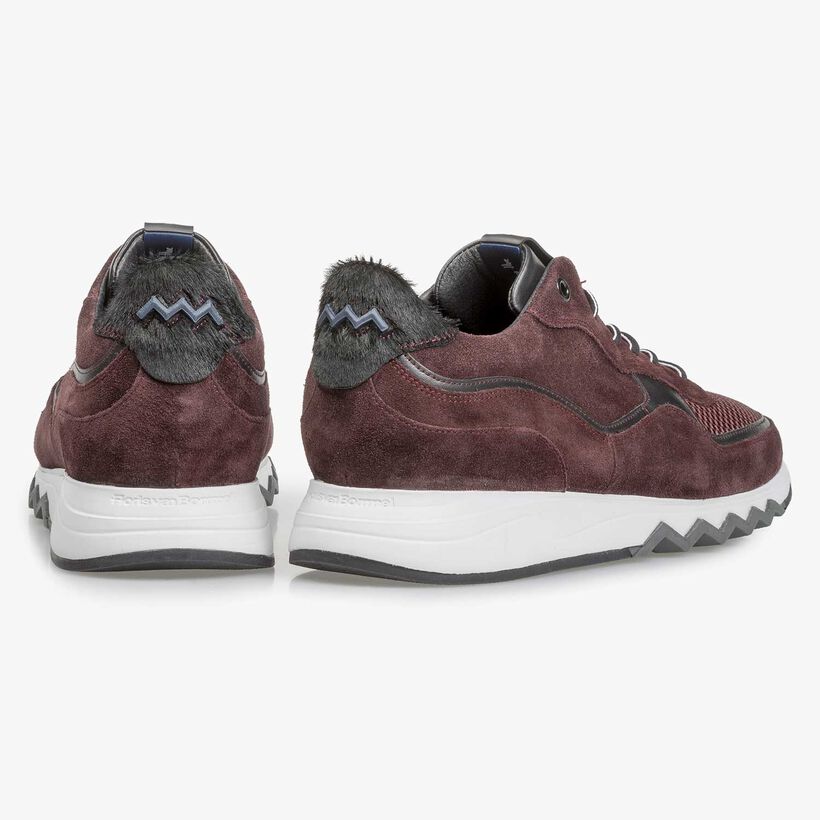 Roter Wildleder-Sneaker