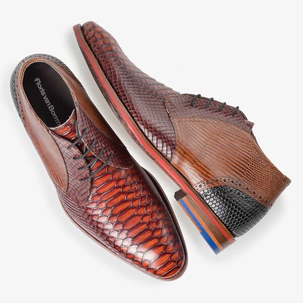 Halbhoher cognacfarbener Schn&uuml;rschuh mit Schlangenprint