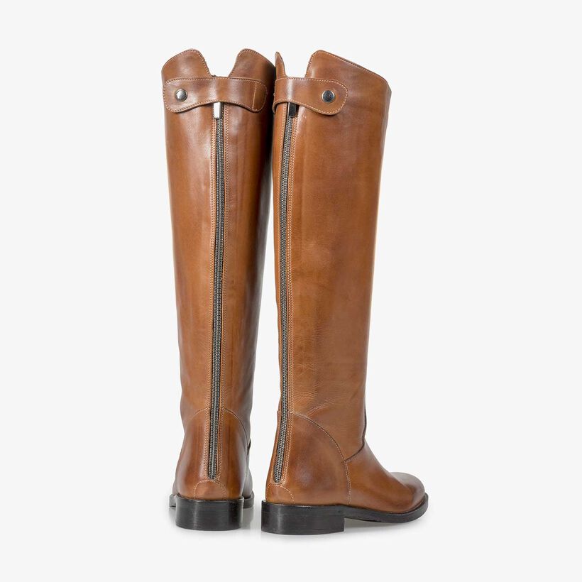 Hoher cognacfarbener Kalbsleder-Stiefel