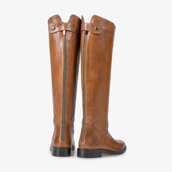 Hoher cognacfarbener Kalbsleder-Stiefel