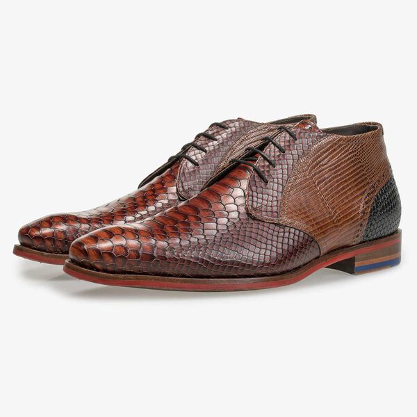 Halbhoher cognacfarbener Schn&uuml;rschuh mit Schlangenprint
