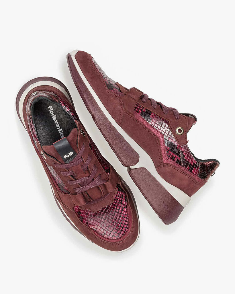 Bordeauxroter Wildleder-Sneaker mit Schlangenprint