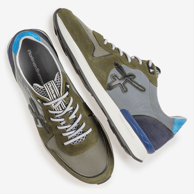Olivgr&uuml;ner Wildleder-Sneaker mit Print