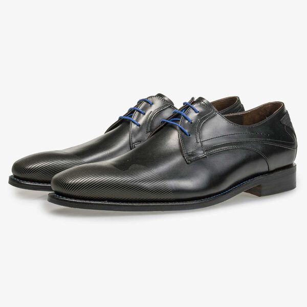 Schwarzer Schn&uuml;rschuh mit Laserprint