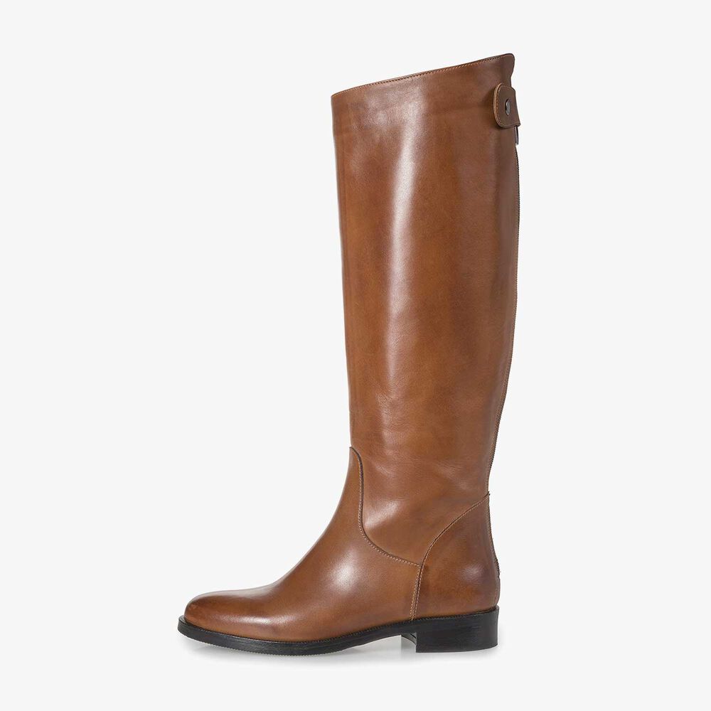 Hoher cognacfarbener Kalbsleder-Stiefel