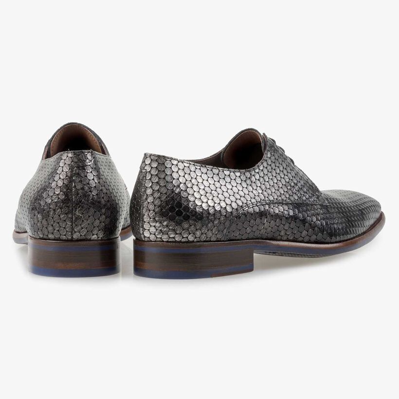 Grauer Kalbsleder-Schn&uuml;rschuh mit Metallicprint