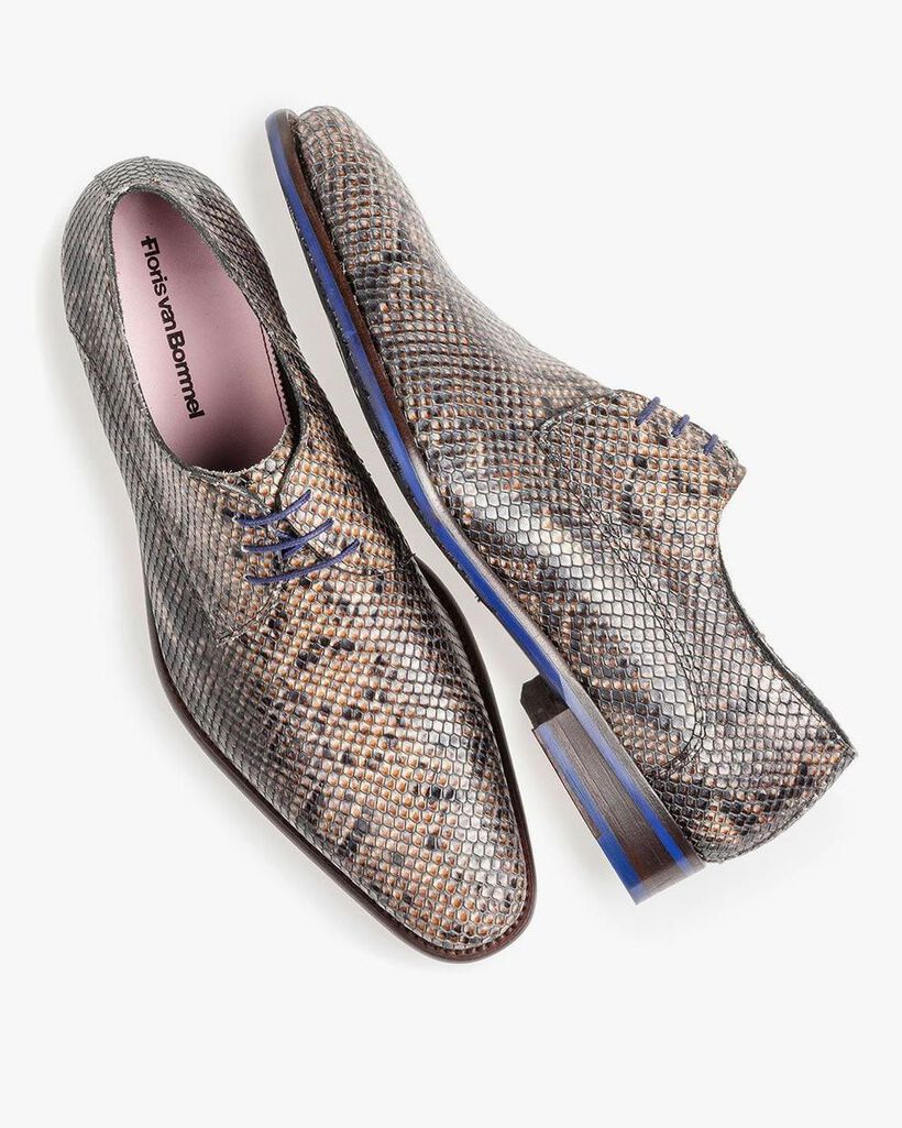 Grau-brauner Schn&uuml;rschuh mit Schlangenprint