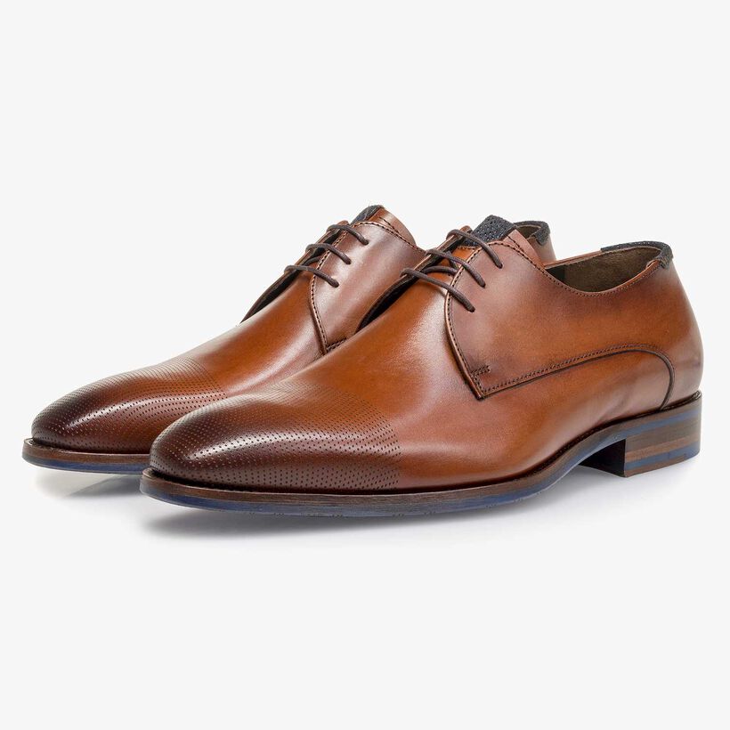 Cognacfarbener Kalbsleder-Schn&uuml;rschuh