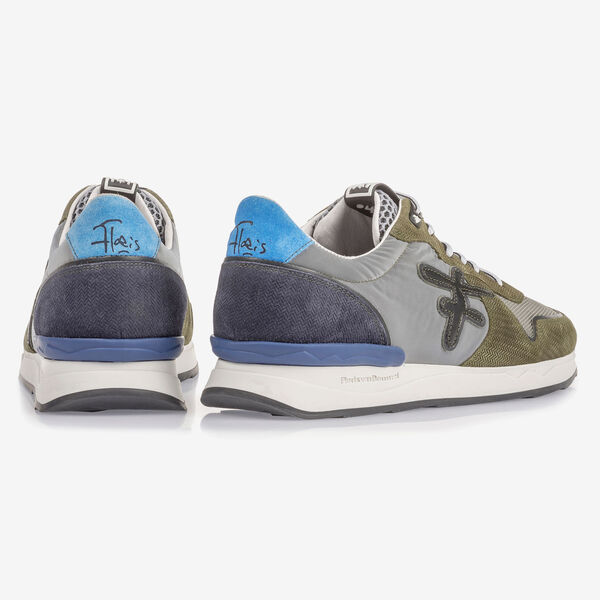 Olivgr&uuml;ner Wildleder-Sneaker mit Print