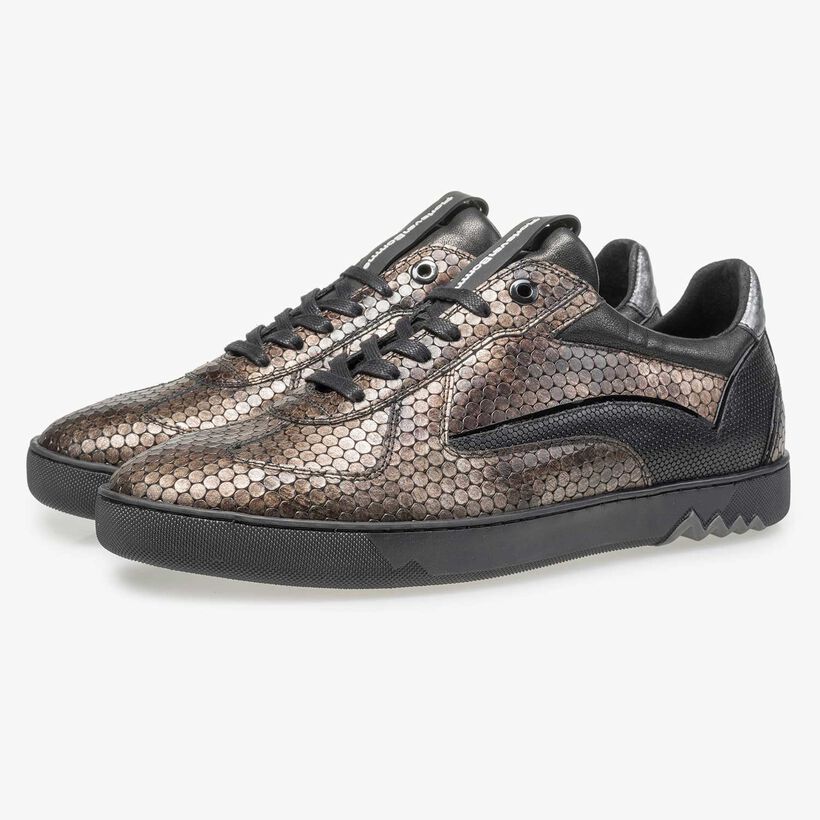 Brown leather sneaker with metallic print