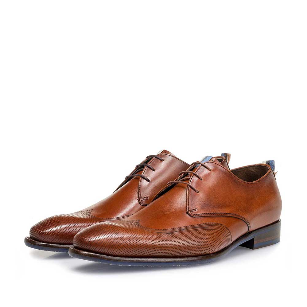 18082/00 - Cognacfarbener Kalbsleder-Schnürschuh mit Lasermuster 18082/00 - Cognacfarbener Kalbsleder-Schnürschuh mit Lasermuster