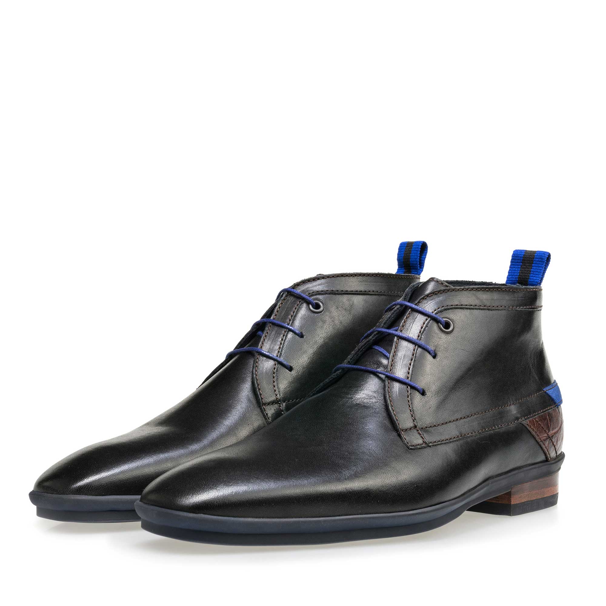 10334/30 - Mid-high black leather lace boot 10334/30 - Mid-high black leather lace boot
