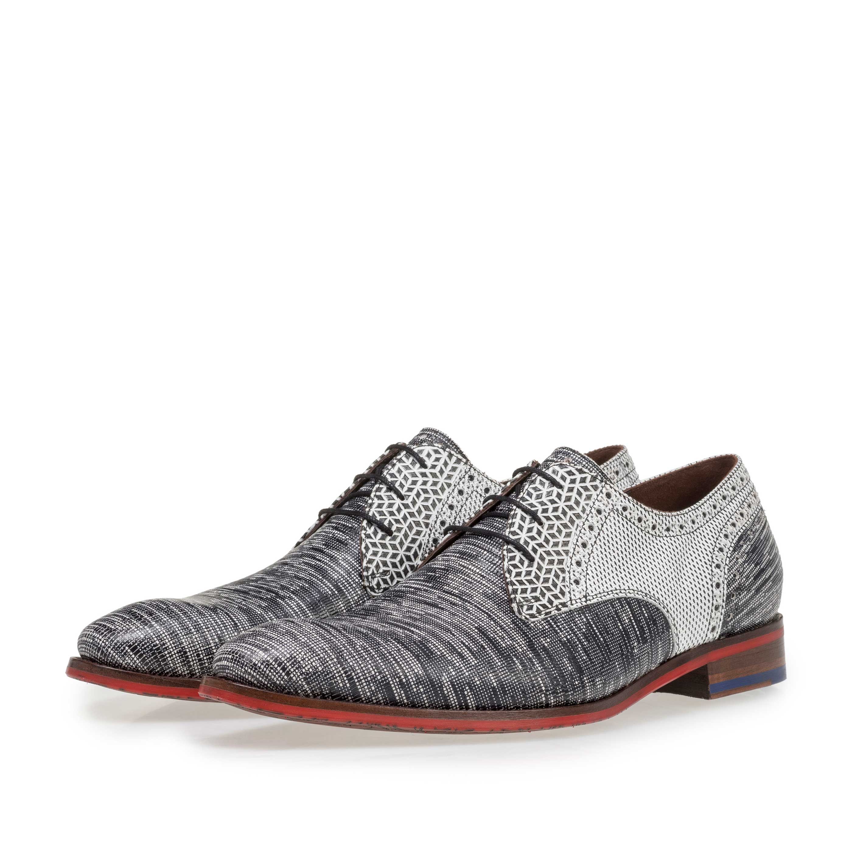 18107/04 - Schwarz-weißer Schnürschuh mit Eidechsenprint 18107/04 - Schwarz-weißer Schnürschuh mit Eidechsenprint